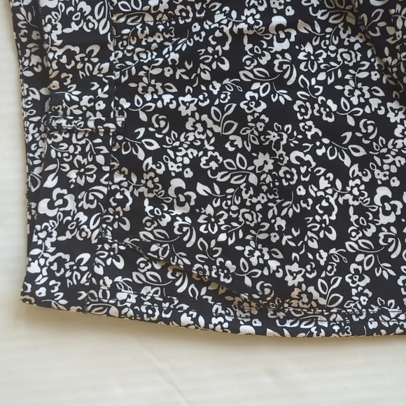 NWT Land'N Sea Floral Shorts 10 Black White Pockets Pattern - Picture 6 of 13
